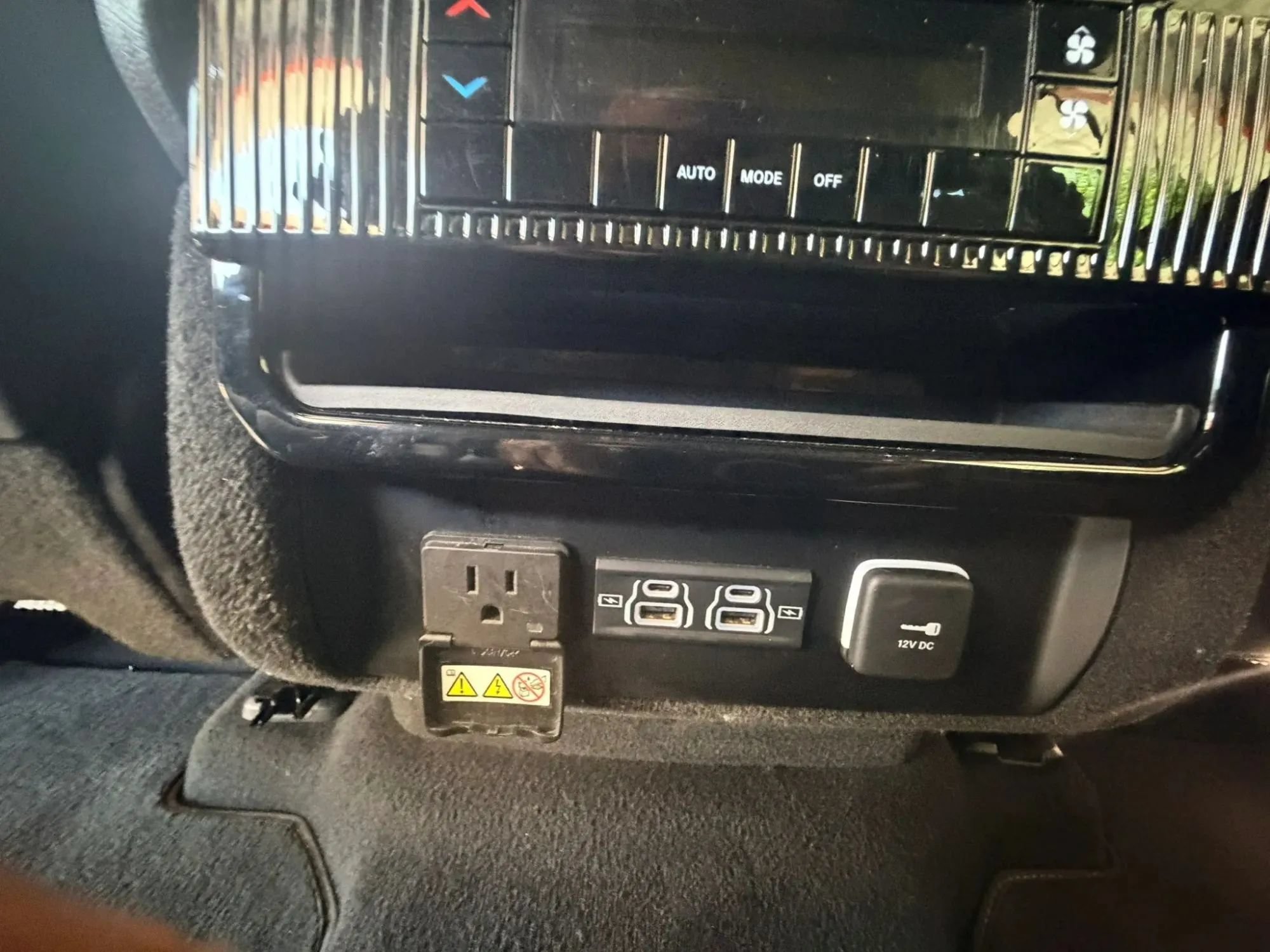 Used 2024 Jeep Wagoneer L Series II RWD image 29