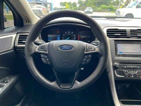 Used 2018 Ford Fusion SE w/ Fusion SE Technology Package FWD image 19