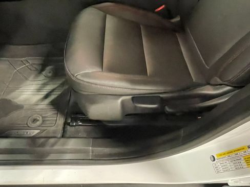 Used 2025 Chevrolet Trax RS FWD image 21