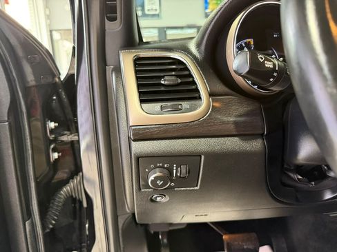 Used 2014 Jeep Grand Cherokee Laredo w/ 18" Wheel & 8.4" Radio Group AWD/4WD image 19