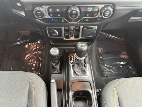 Used 2024 Jeep Wrangler Unlimited Sahara AWD/4WD image 11