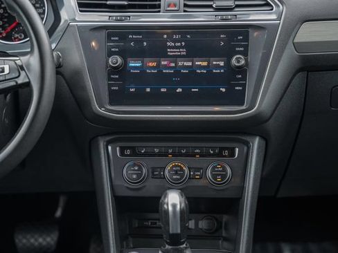 Used 2020 Volkswagen Tiguan SEL AWD/4WD image 18