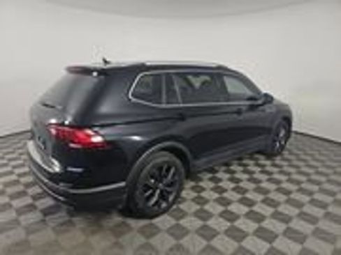 Used 2023 Volkswagen Tiguan SE w/ Panoramic Sunroof Package FWD image 4