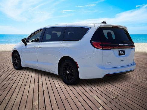 Used 2024 Chrysler Pacifica Touring-L FWD image 4
