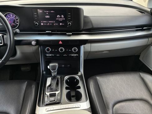 Used 2024 Kia Carnival LX image 3