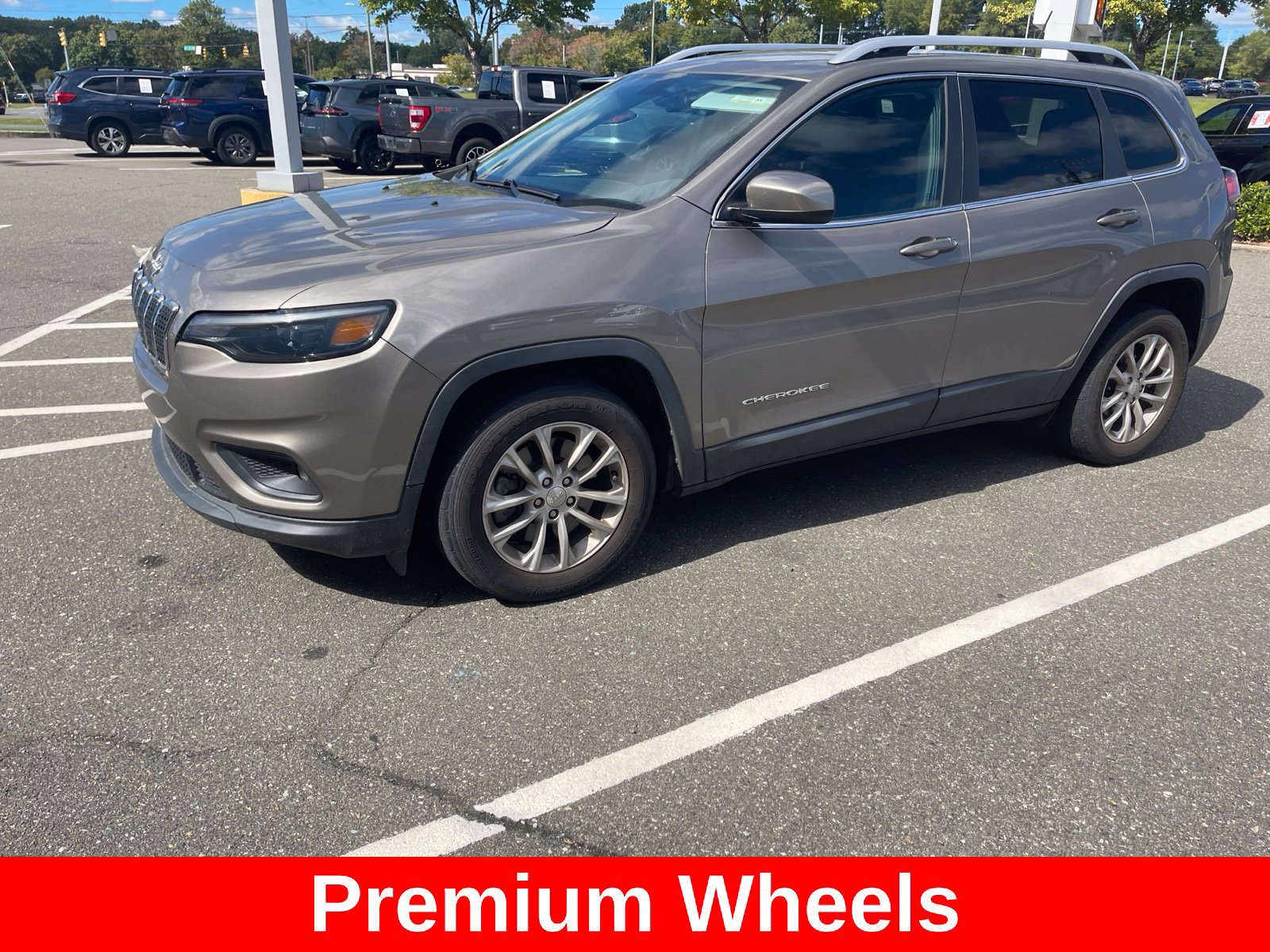 Used 2019 Jeep Cherokee Latitude w/ Popular Appearance Group FWD image 4