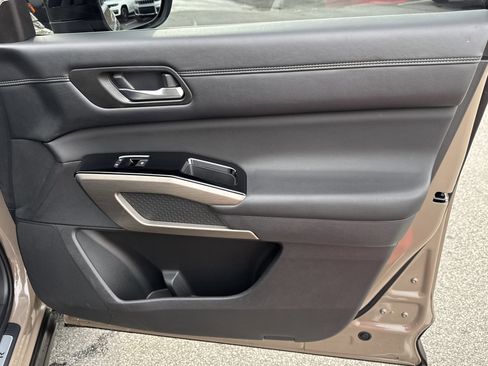 Used 2023 Nissan Pathfinder Platinum image 19