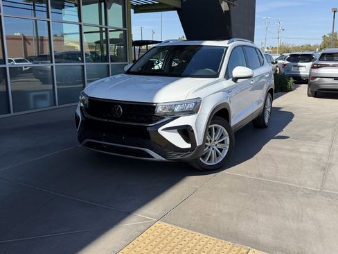 Used 2024 Volkswagen Taos SE w/ Panoramic Sunroof Package image 2