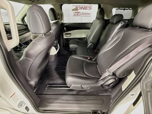 Certified 2024 Kia Carnival EX FWD image 28