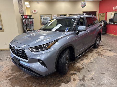 Used 2023 Toyota Highlander XLE image 3