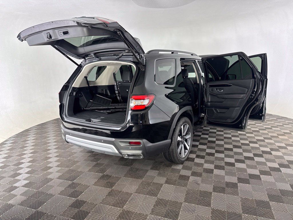 Used 2025 Honda Pilot Touring image 15