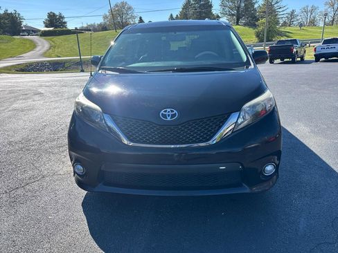 Used 2012 Toyota Sienna SE image 2