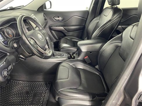 Used 2019 Jeep Cherokee Latitude Plus w/ Comfort/Convenience Group image 2