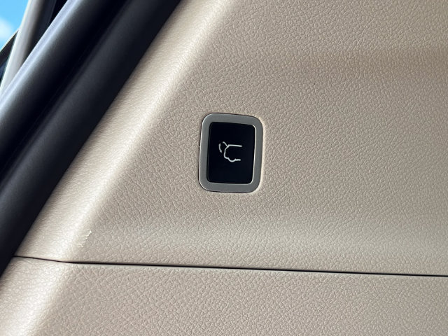 Used 2024 Chrysler Pacifica Limited FWD image 42