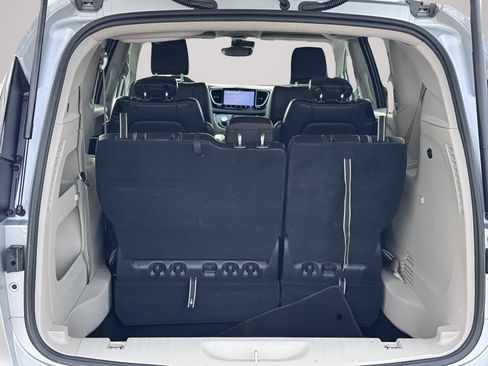 Used 2024 Chrysler Pacifica Touring-L image 20