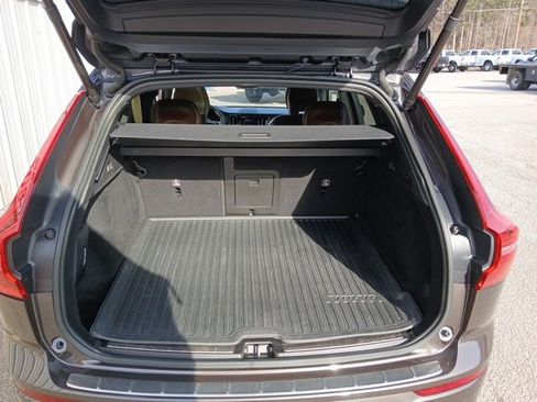 Used 2022 Volvo XC60 B5 Inscription w/ Protection Package Premier image 11