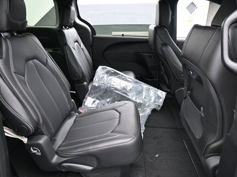 New 2026 Chrysler Pacifica Select image 38