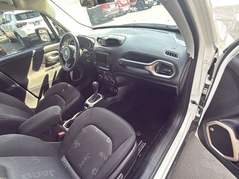 Used 2017 Jeep Renegade Latitude FWD image 19