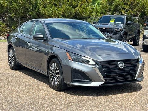 Used 2024 Nissan Altima 2.5 SV image 4