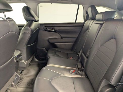 Used 2022 Toyota Highlander XLE FWD image 38