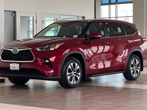Used 2023 Toyota Highlander XLE AWD/4WD image 8