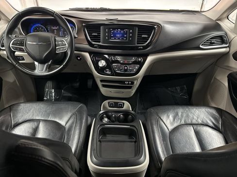 Used 2017 Chrysler Pacifica Touring-L FWD image 25