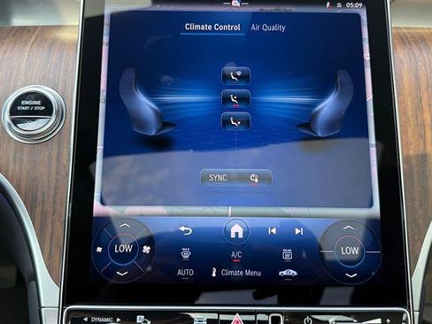 Used 2025 Mercedes-Benz GLC 300 4MATIC image 26