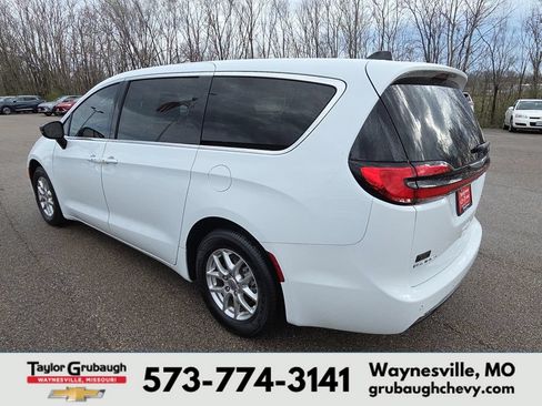 Used 2024 Chrysler Pacifica Touring-L FWD image 6