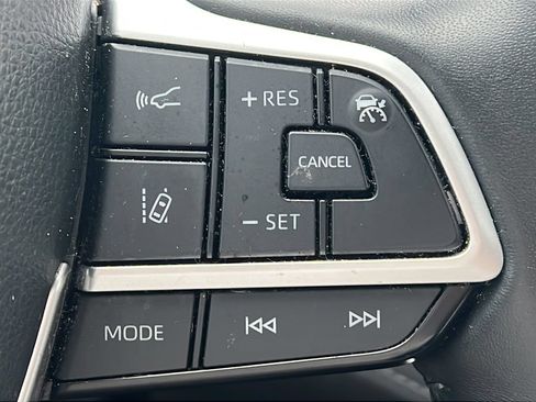 Used 2023 Toyota Highlander XLE FWD image 21