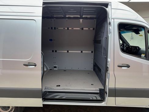Used 2025 Mercedes-Benz Sprinter 2500 image 27