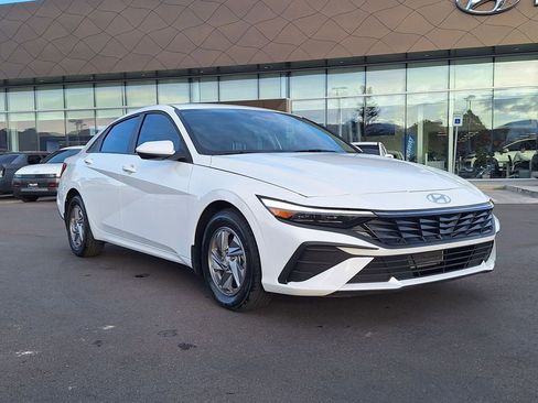 Certified 2025 Hyundai Elantra SE image 1