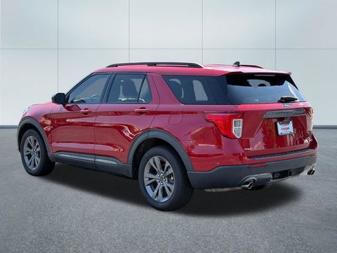 Used 2022 Ford Explorer XLT w/ Equipment Group 202A AWD/4WD image 7