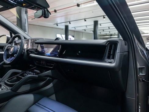 New 2026 Porsche Cayenne Coupe AWD/4WD image 32