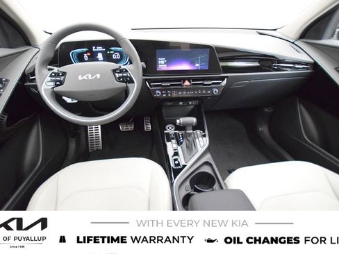 New 2025 Kia Niro EX Touring image 17