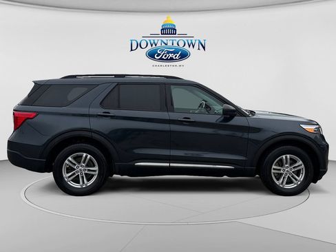 Used 2023 Ford Explorer XLT AWD/4WD image 2