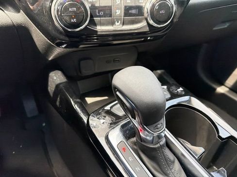 Used 2025 Chevrolet Trax LT FWD image 52