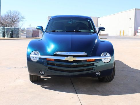 Used 2005 Chevrolet SSR w/ Preferred Equipment Group image 2
