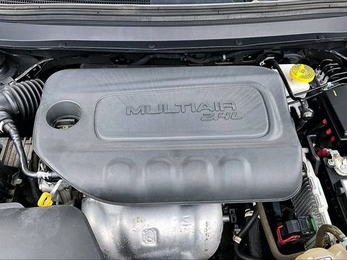 Used 2020 Jeep Cherokee Latitude Plus w/ Cold Weather Group AWD/4WD image 31
