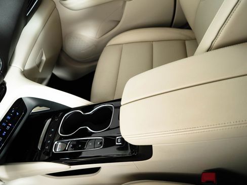 Used 2023 Buick Envision Essence image 29