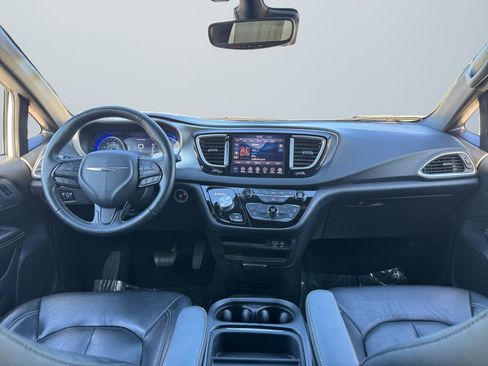 Used 2020 Chrysler Pacifica Touring-L image 10
