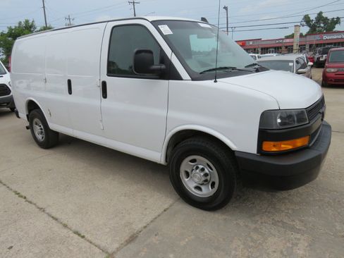 Used 2018 Chevrolet Express 2500 image 3