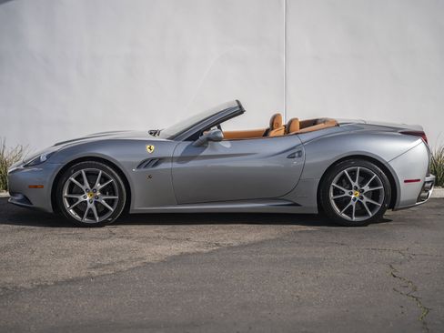 Used 2010 Ferrari California image 2