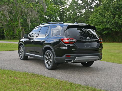 Used 2023 Honda Pilot Elite image 3
