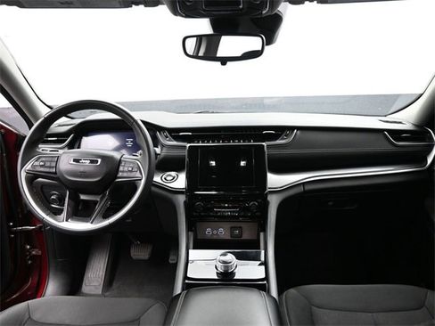 Used 2023 Jeep Grand Cherokee Laredo image 23