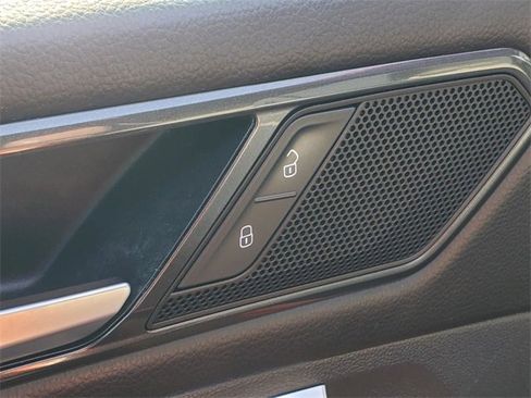Used 2018 Volkswagen Tiguan SE image 10