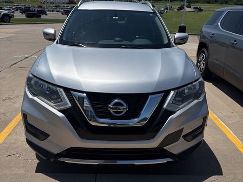 Used 2017 Nissan Rogue SV FWD image 2