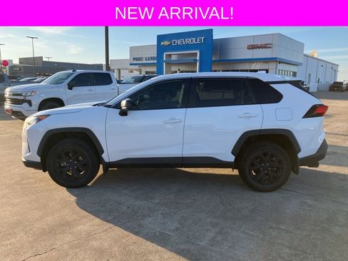 Used 2022 Toyota RAV4 LE image 4