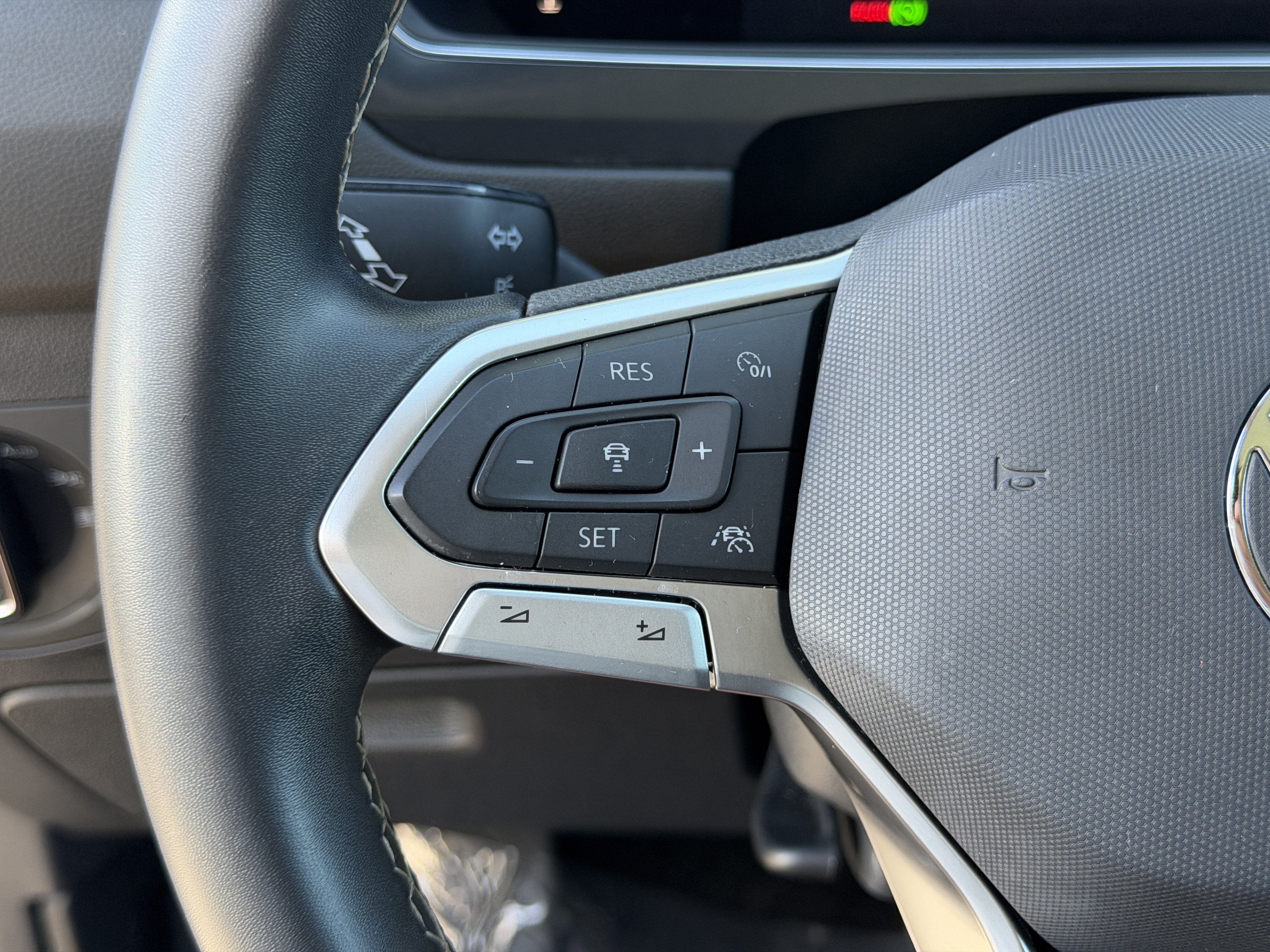 Certified 2022 Volkswagen Tiguan SE FWD image 30
