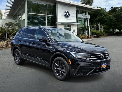 Used 2023 Volkswagen Tiguan SE w/ Panoramic Sunroof Package FWD image 3