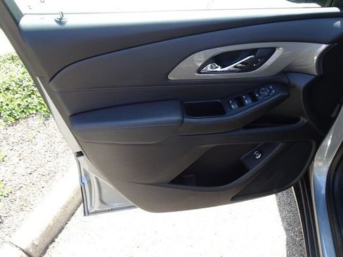 Used 2023 Chevrolet Traverse LT FWD image 13